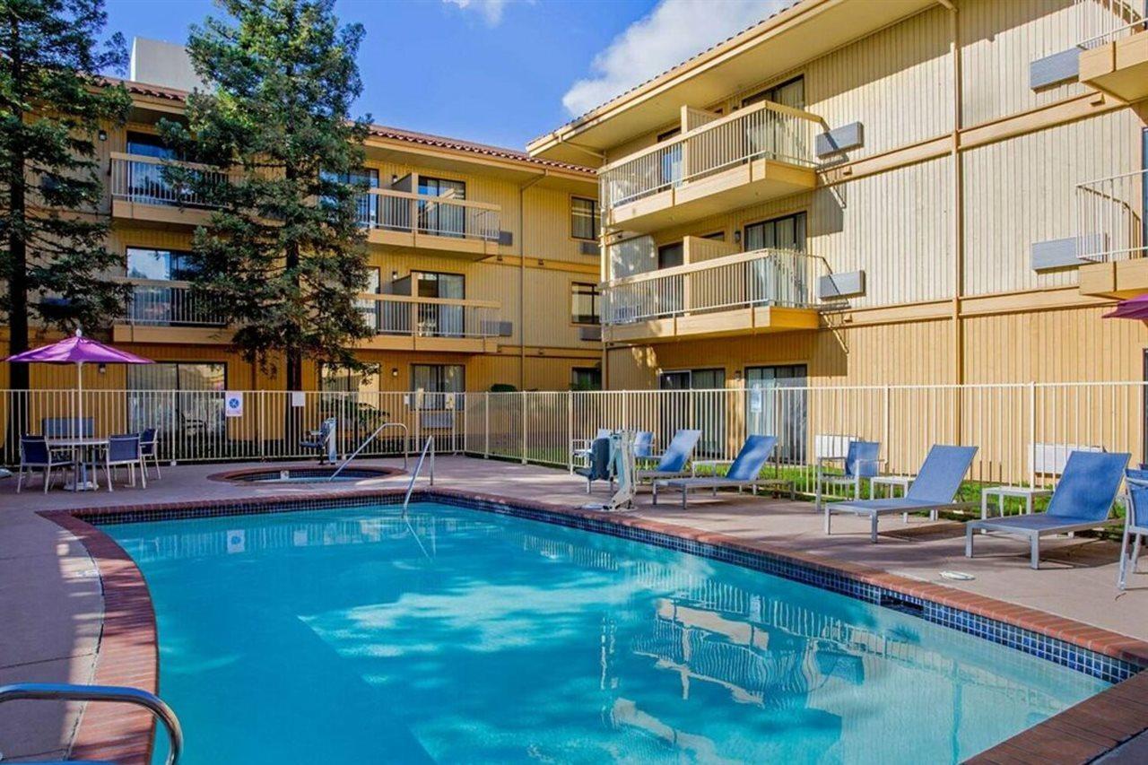 La Quinta By Wyndham Oakland - Hayward Hotel Exterior photo