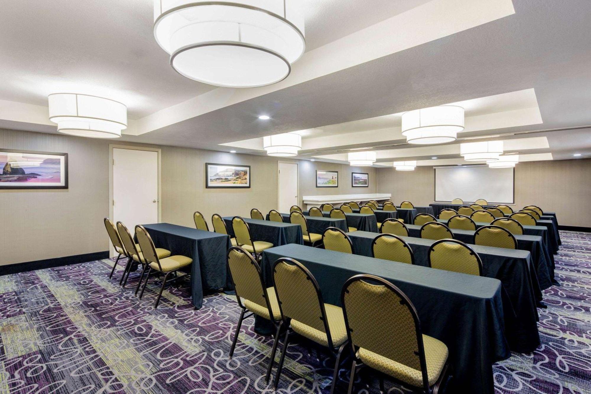 La Quinta By Wyndham Oakland - Hayward Hotel Exterior photo