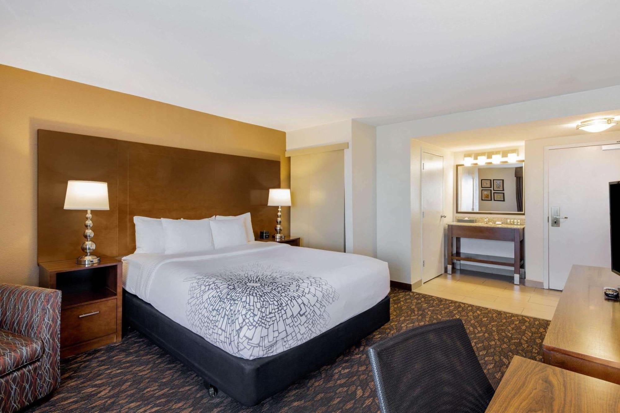 La Quinta By Wyndham Oakland - Hayward Hotel Exterior photo