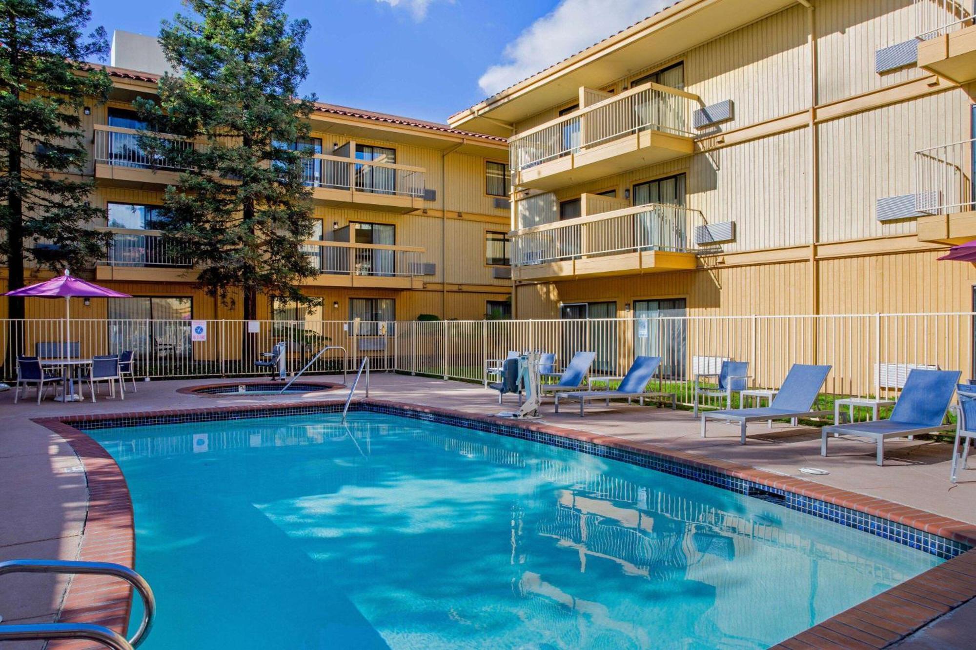 La Quinta By Wyndham Oakland - Hayward Hotel Exterior photo