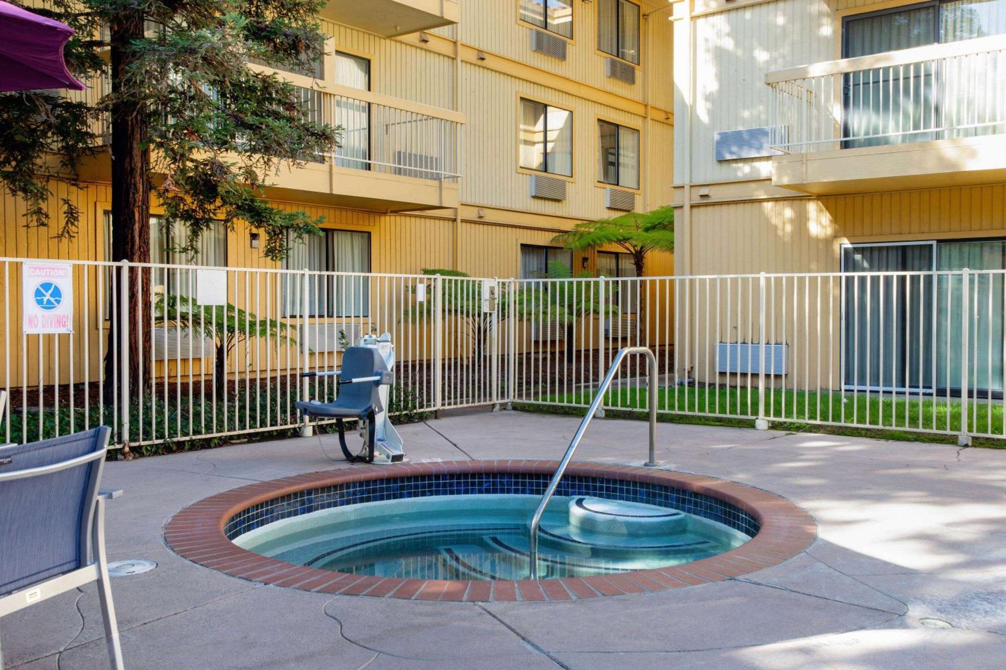 La Quinta By Wyndham Oakland - Hayward Hotel Exterior photo